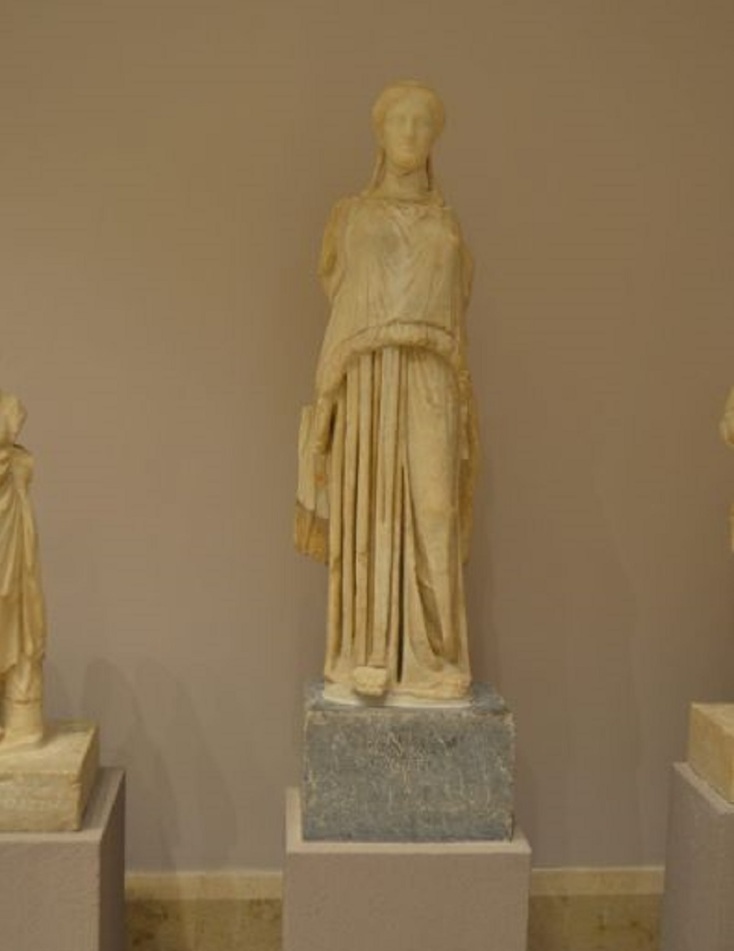 Άγαλμα Δήμητρας, ανάθημα του Μελαγκρίδα, υιού του Χαρμύλου. 4ος αι. π.Χ. Στη βάση φέρει την επιγραφή: Μελαγκρίδας Χαρμύλου Δάματρι.