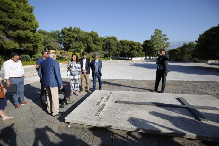 Φόρος τιμής στους Τάφους των Βενιζέλων. Διακρίνονται η Πρόεδρος της Επιτροπής «Ελλάδα 2021» Γιάννα Αγγελοπούλου-Δασκαλάκη, ο Δήμαρχος Χανίων Παναγιώτης Σημανδηράκης, ο Αντιδήμαρχος Πολιτισμού, ο Γενικός Διευθυντής του Μουσείου