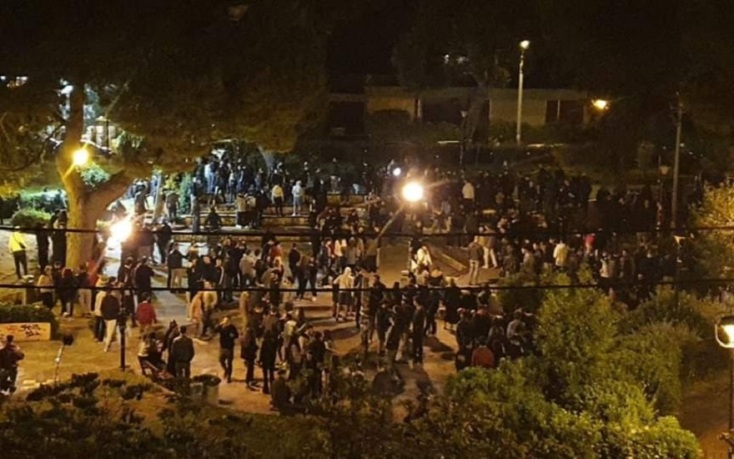 Πλήθος κόσμου στην πλατεία της Αγίας Παρασκευής