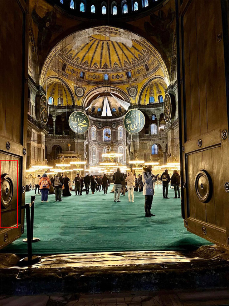 Η Αυτοκρατορική Πύλη στην Αγία Σοφία με τη ζημιά στην αριστερή θύρα