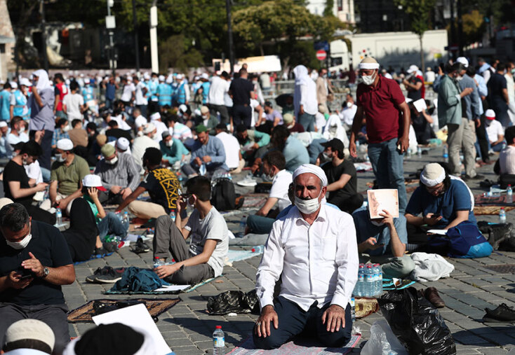 Πλήθος κόσμου έξω από την Αγία Σοφία στην πρώτη μουσουλμανική προσευχή μετά τη μετατροπή του ιστορικού μνημείου σε τζαμί την Παρασκευή 24 Ιουλίου 2020