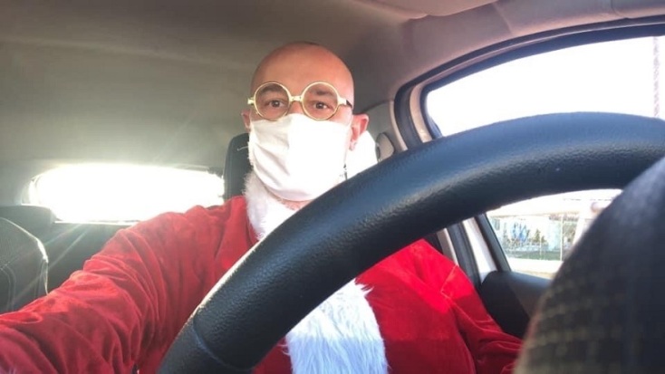 Ο Παναγιώτης Γεωργιόπουλος, ντυμμένος Άγιος Βασίλης.