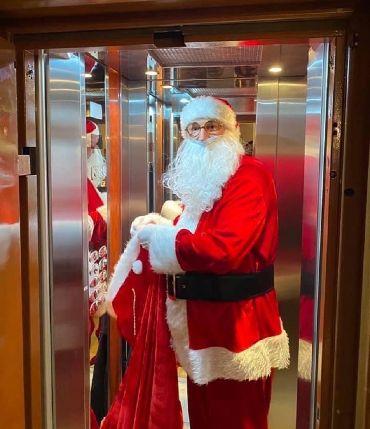 Ο Παναγιώτης Γεωργιόπουλος, ντυμμένος Άγιος Βασίλης.