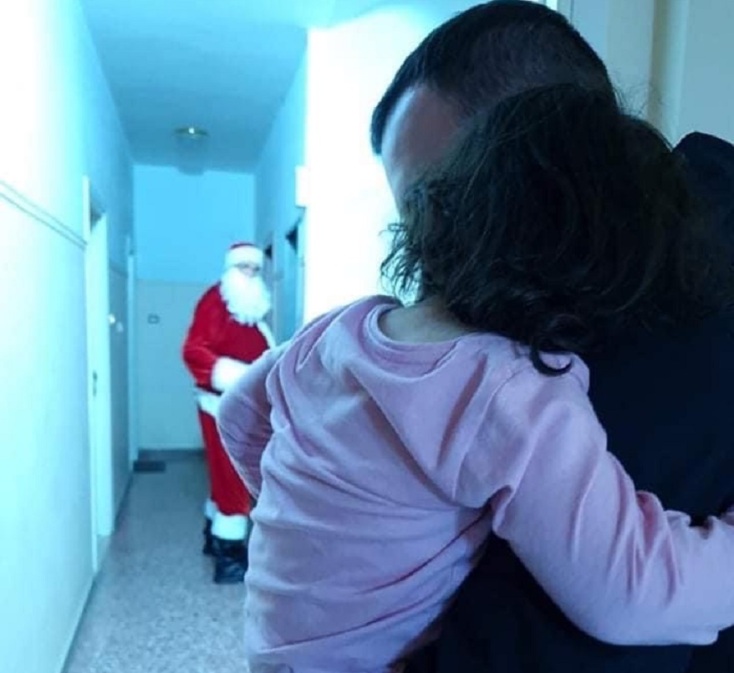 Από μια επισκέψη σε ένα μικρό παιδί ντυμμένος Άγιος Βασίλης