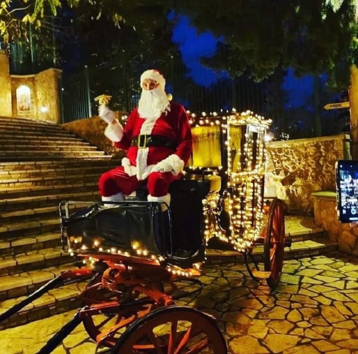 Ο Παναγιώτης Γεωργιόπουλος, ντυμμένος Άγιος Βασίλης.