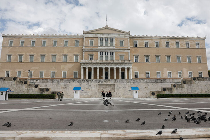 Κορωνοϊός: Άδεια η πλατεία Συντάγματος με την αλλαγή φρουράς στον Άγνωστο Στρατιώτη να γίνεται χωρίς θεατές