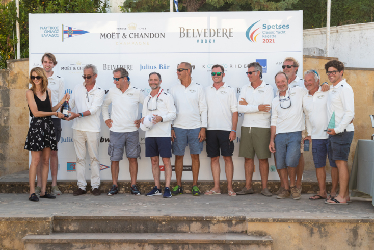 Η Ελπίδα Φιλιππίδου, Βrand Manager Moet – Hennessy, απονείμει το βραβείο του χρυσού χορηγού Moet &amp; Chandon στον κυβερνήτη και το πλήρωμα του σκάφους SPYRYS