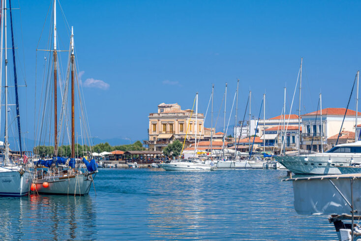 Άποψη από το λιμάνι της Αίγινας με ιστιοφόρα και παλιά κτήρια στο κάδρο