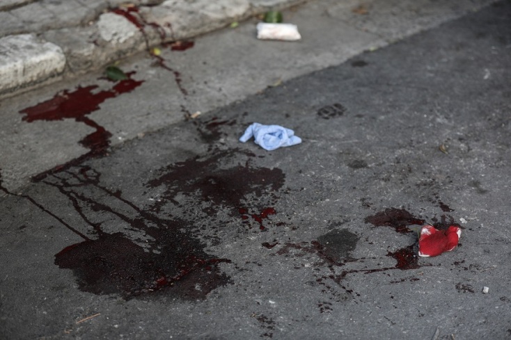 Αίματα τραυματία μετά από πυροβολισμούς στον Άγιο Παντελεήμονα