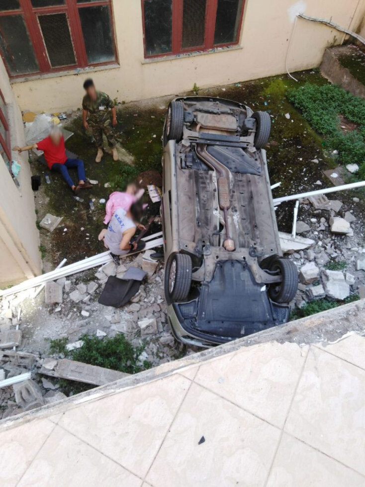 Αλεξανδρούπολη: Αυτοκίνητο έπεσε στον... ακάλυπτο πολυκατοικίας