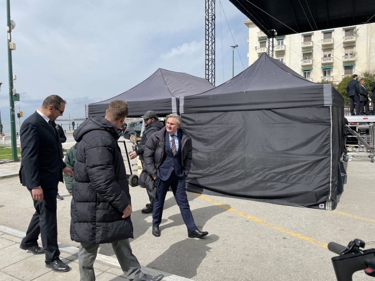 Ο Άκης Σακελλαρίου στο backstage της ταινίας «The Bricklayer», τα γυρίσματα της οποίας γίνονται στη Θεσσαλονίκη. 