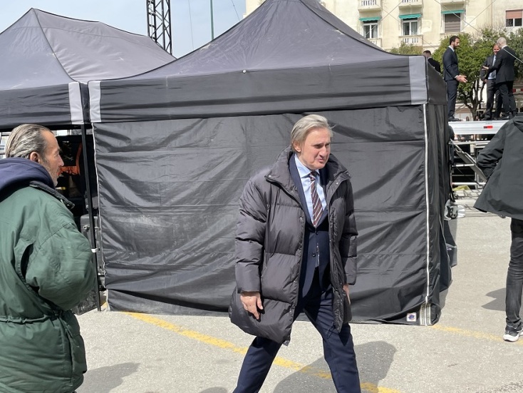 Ο Άκης Σακελλαρίου στο backstage της ταινίας «The Bricklayer», τα γυρίσματα της οποίας γίνονται στη Θεσσαλονίκη. 