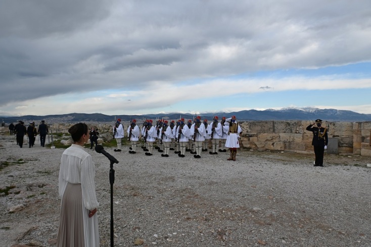 Τελετή έπαρσης της σημαίας στον Ιερό Βράχο της Ακρόπολης