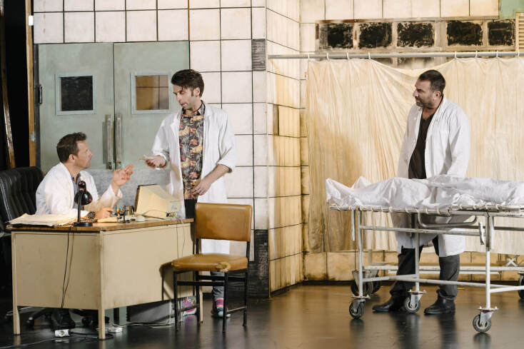 Δείτε τις πρώτες φωτογραφίες της παράστασης «Αξύριστα Πηγούνια»