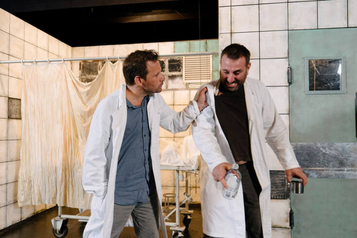 Δείτε τις πρώτες φωτογραφίες της παράστασης «Αξύριστα Πηγούνια»