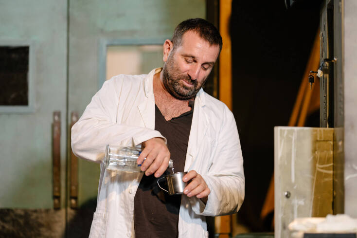 Δείτε τις πρώτες φωτογραφίες της παράστασης «Αξύριστα Πηγούνια»