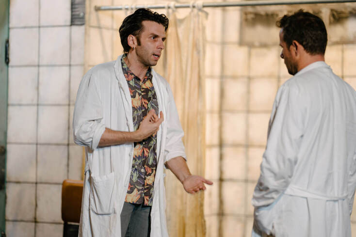 Δείτε τις πρώτες φωτογραφίες της παράστασης «Αξύριστα Πηγούνια»