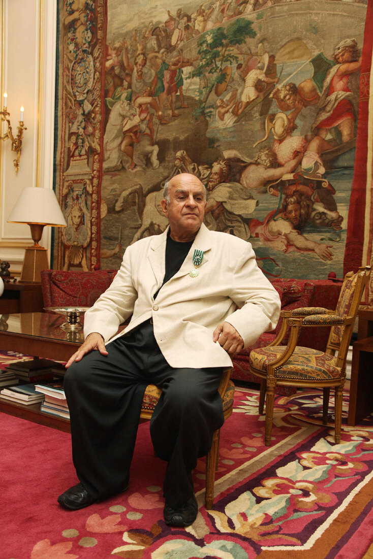 Ο Αλέκος Φασιανός στη γαλλική πρεσβεία, το 2010, με το παράσημο που του απένειμε το γαλλικό κράτος για το σπουδαίο έργο του