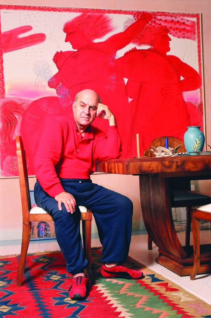 Ο Αλέκος Φασιανός με φόντο τον πίνακα του