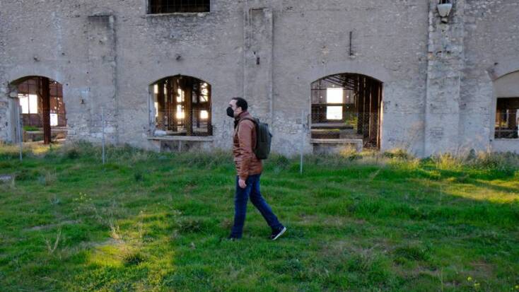 Ο Χάρης Βεραμόν, δημιουργός της true crime σειράς ντοκιμαντέρ «Ίχνη στο Σκοτάδι»