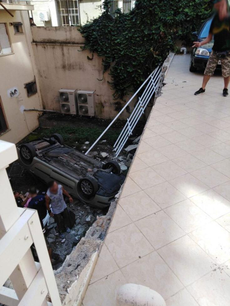 Αλεξανδρούπολη: Αυτοκίνητο έπεσε στον... ακάλυπτο πολυκατοικίας