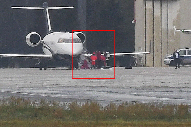 Η στιγμή που τραυματιοφορείς κατεβάζουν από το αεροπλάνο στο Βερολίνο τον Αλεξέι Ναβάλνι - Ασθενοφόρο τον μετέφερε σε νοσοκομείο της γερμανικής πρωτεύουσας