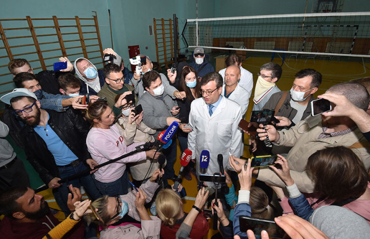 Ο επικεφαλής των γιατρών στο νοσοκομείο του Ομσκ, Αλεξάντερ Μουραχόφσκι, ανακοινώνει ότι στα μαλλιά και στα χέρια του Αλεξέι Ναβάλνι εντοπίστηκε βιομηχανική χημική ουσία