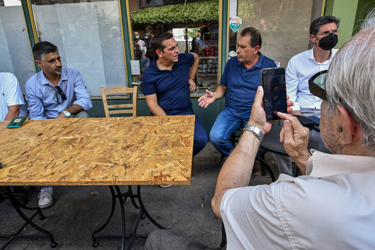 Ο Αλέξης Τσίπρας, πρόεδρος ΣΥΡΙΖΑ, συνομιλεί με κατοίκους σε πυρόπληκτες περιοχές στην Ηλεία