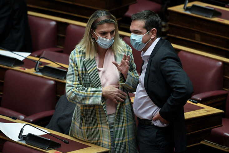 Ο Αλέξης Τσίπρας, πρόεδρος του ΣΥΡΙΖΑ, κάλυψε πλήρως τον Νίκο Παππά στη συζήτηση στη Βουλή για τις τηλεοπτικές άδειες και την Προανακριτική