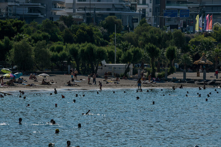 Έντονη η ζέστη την Παρασκευή 3 Ιουλίου 2020 και οι λουόμενοι πήγαν στις παραλίες της Αττικής για να δροσιστούν