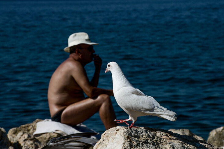 Λουόμενοι πήγαν στις παραλίες της Αττικής από το πρωί της Παρασκευής 3 Ιουλίου 2020