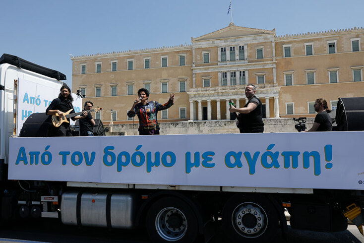 O Παντελής Ντζιάλας, στενός συνεργάτης της Άλκηστις Πρωτοψάλτη, έπαιξε κιθάρα στην κινητή συναυλία