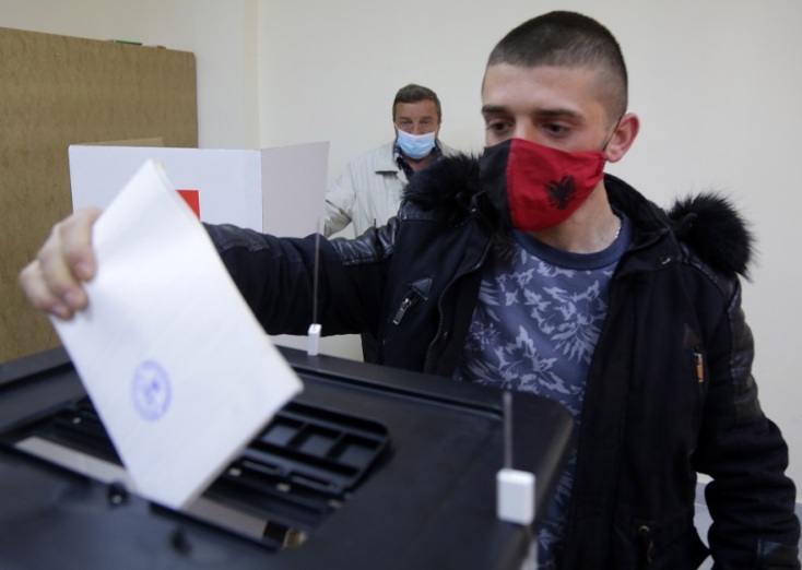 Στιγμιότυπο από εκλογικό κέντρο στην Αλβανία