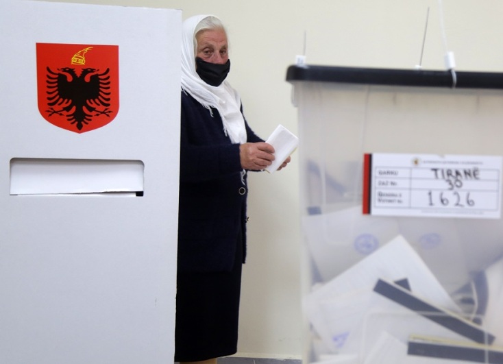 Στιγμιότυπο από εκλογικό κέντρο στην Αλβανία 