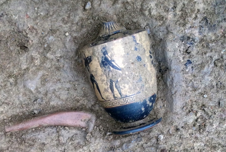 Αμάρυνθος: μελανόμορφη λήκυθος από τον αποθέτη του υστεροαρχαϊκού ναού της Αμαρυσίας Αρτέμιδος