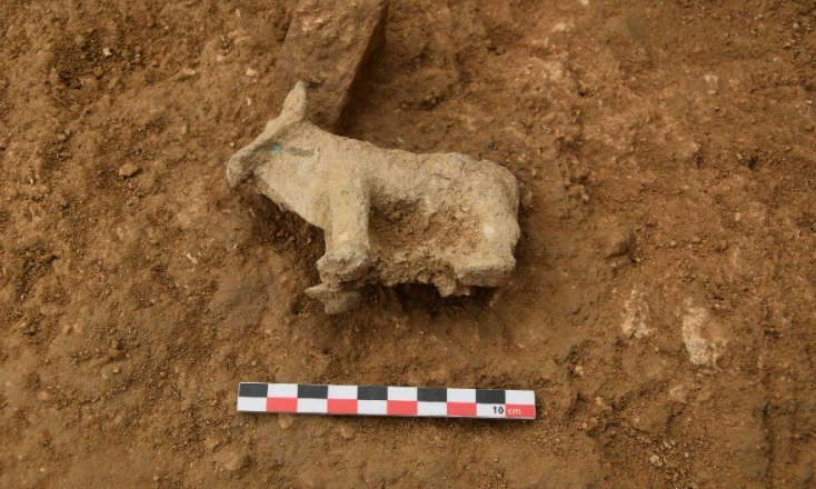 Αμάρυνθος: χάλκινο ειδώλιο ταύρου από τον αποθέτη του υστεροαρχαϊκού ναού της Αμαρυσίας Αρτέμιδος
