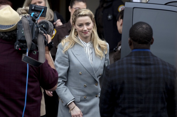 Η Άμπερ Χερντ έξω από το δικαστήριο