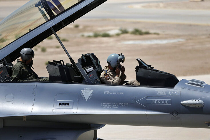 Αμερικανικό μαχητικό στη στρατιωτική βάση/ Μπαλάντ