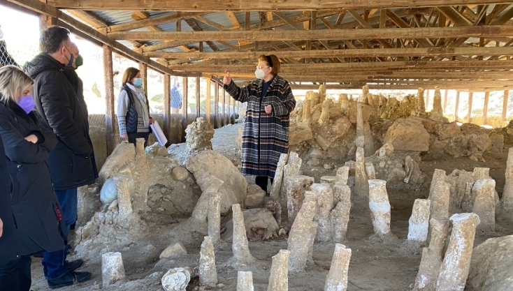 Αμφίπολη: η Λίνα Μενδώνη στην ξύλινη γέφυρα στον Στρυμόνα