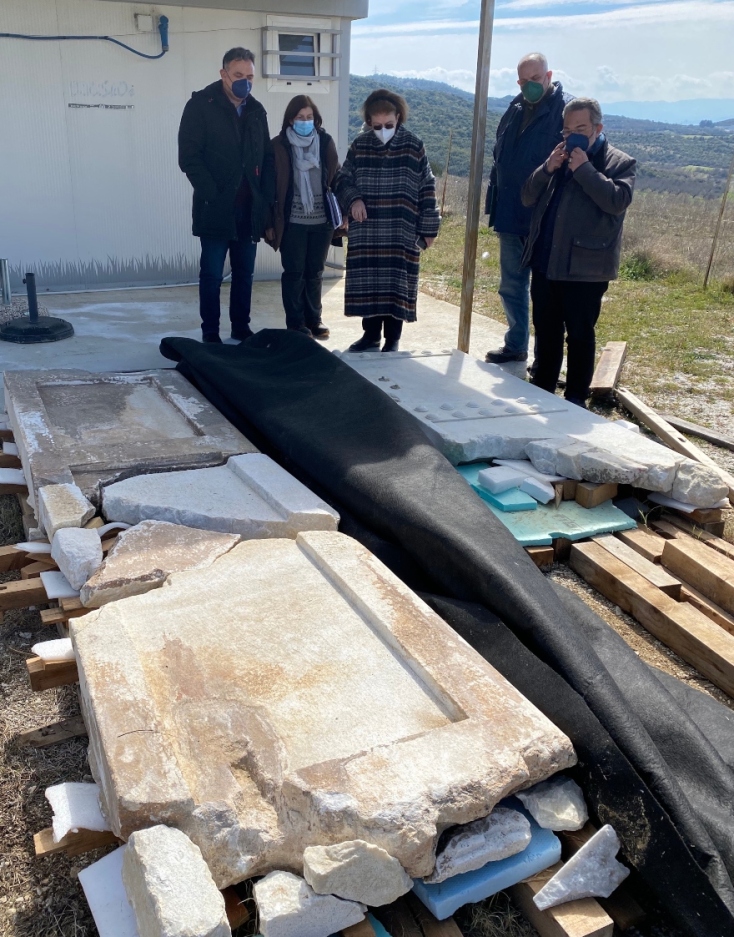 Αμφίπολη-Τύμβος Καστά: τα θραύσματα της πύλης του ταφικού μνημείου 