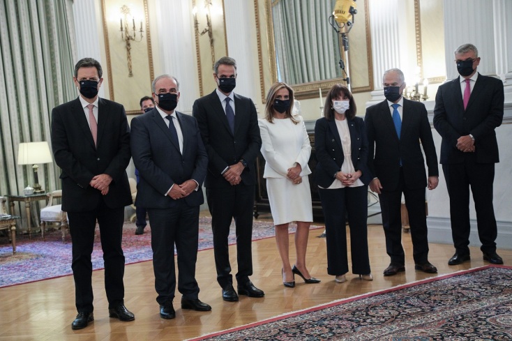 Ορκωμοσία των νέων μελών της κυβέρνησης στο Προεδρικό Μέγαρο, ενώπιον της Προέδρου της Δημοκρατίας, Κατερίνας Σακελλαροπούλου, παρουσία του πρωθυπουργού, Κυριάκου Μητσοτάκη