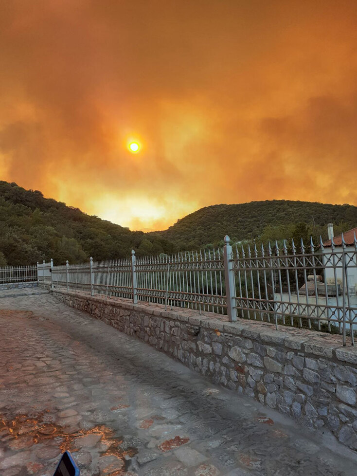 Φωτιά στην Ανατολική Μάνη: «Χάθηκε» ο ήλιος από τους πυκνούς καπνούς - Σε τρία μέτωπα έχει «σπάσει» η πυρκαγιά