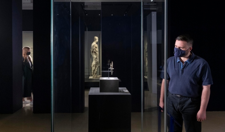 Επισκέπτης μπροστά στο βυζαντινό ηλιακό ημερολόγιο του Science Museum