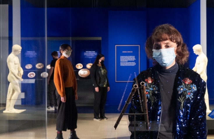 Επισκέπτρια περιεργάζεται έναν αυλό στην έκθεση "Αρχαίοι Έλληνες: επιστήμη και σοφία" στο Science Museum