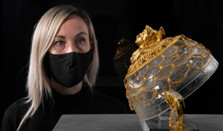 Θαυμάζοντας ένα κόσμημα κεφαλής και σκουλαρίκια με παραστάσεις της Αθηνάς και των Μουσών στην έκθεση "Αρχαίοι Έλληνες: επιστήμη και σοφία"