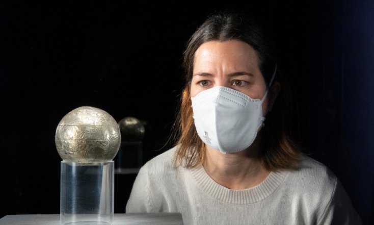 Θαυμάζοντας μία από τις μόλις τρεις σωζόμενες αρχαιοελληνικές σφαίρες που αναπαριστούν γνωστούς αστερισμούς (300-100 π.Χ.) στην έκθεση "Αρχαίοι Έλληνες: επιστήμη και σοφία"