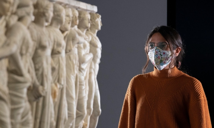 Στην έκθεση "Αρχαίοι Έλληνες: επιστήμη και σοφία" μπροστά στην σαρκοφάγο με παραστάσεις των Μουσών, του Απόλλωνα και της Αθηνάς