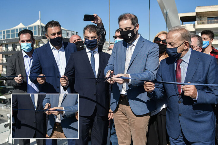 Ο δήμαρχος Ανδρέας Κονδύλης κόβει την κορδέλα στη νέα πεζογέφυρα του Αλίμου, έχοντας δίπλα του τον υπουργό Τουρισμού Χάρη Θεοχάρη