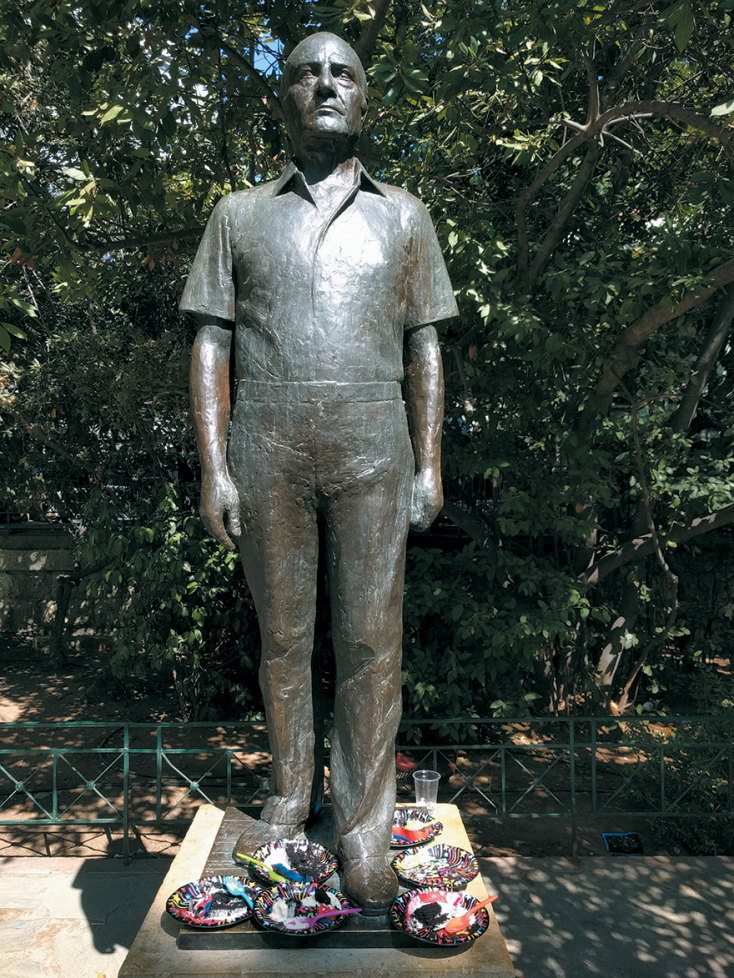 Ανδριάντας Οδυσσέα Ελύτη στην πλατεία Δεξαμενής στο Κολωνάκι (ορείχαλκος, καλλιτέχνης Γιάννης Παππάς)