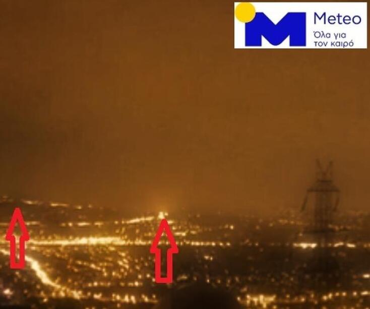 Στο κόκκινο βέλος στα δεξιά διακρίνεται η χοάνη του ανεμοστρόβιλου στο Νέο Ηράκλειο, ενώ στο κόκκινο βέλος στα αριστερά ενδέχεται να υπάρχει και δεύτερος